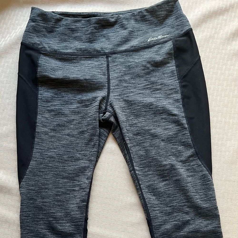 Eddie Bauer capri leggings with mesh panels and hidden pocket. Black/Gray
